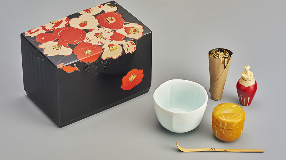 아사노 에리(2014년 연구소 卒) 《조칠차상일식 춘정훤당(彫漆茶箱一式「椿庭萱堂」)》 2015년 作
