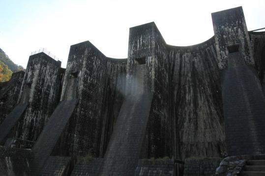 honenike pond  dam arch dam