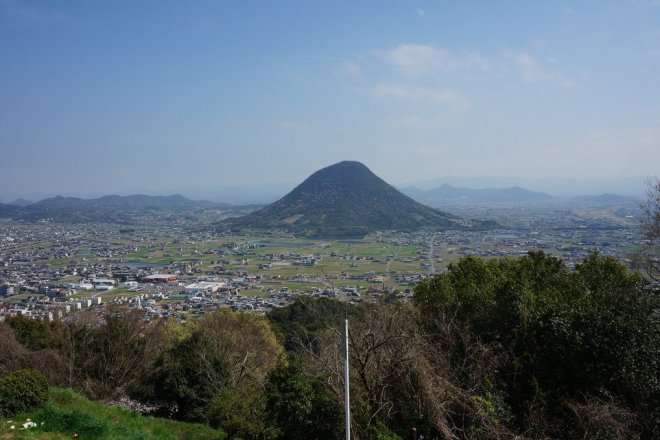 南側には讃岐富士（飯野山）