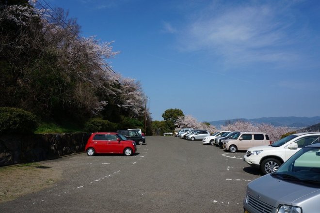 山頂付近には駐車場が整備されています