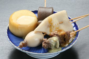 じっくりだしの染みた薄味の絶品おでんには、白味噌・赤味噌をお好みで