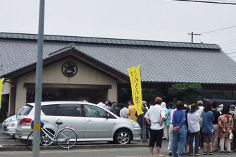 広々とした清潔感あふれる店内は常時ファンで賑わっています