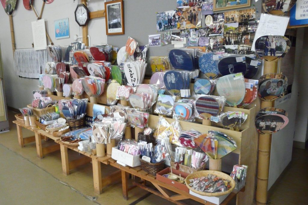 ものづくり体験 うちわ工房 竹 スポット 体験 香川県観光協会公式サイト うどん県旅ネット