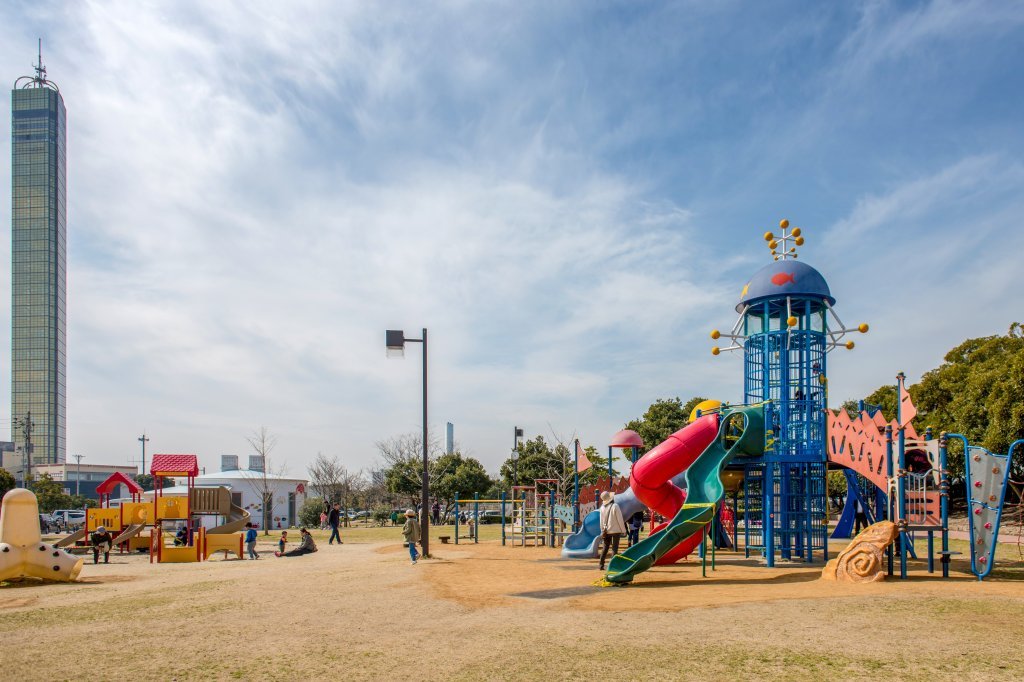 家族連れに好評の「遊具広場＆芝生広場」