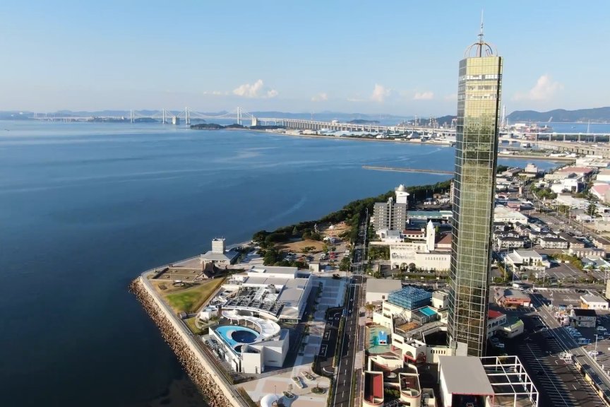 ドローンで撮影した宇多津臨海公園と奥に見える瀬戸大橋