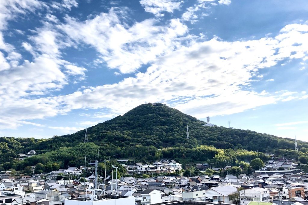 青ノ山（宇多津町役場から撮影）