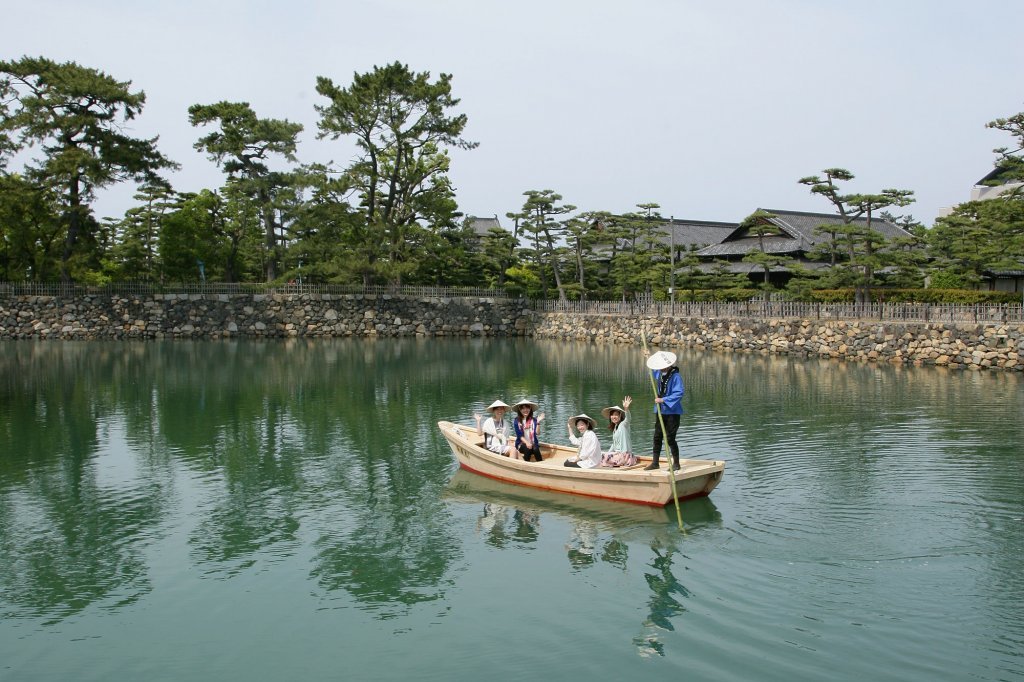 天守台の迫力と真鯛のふれあいが楽しめる！