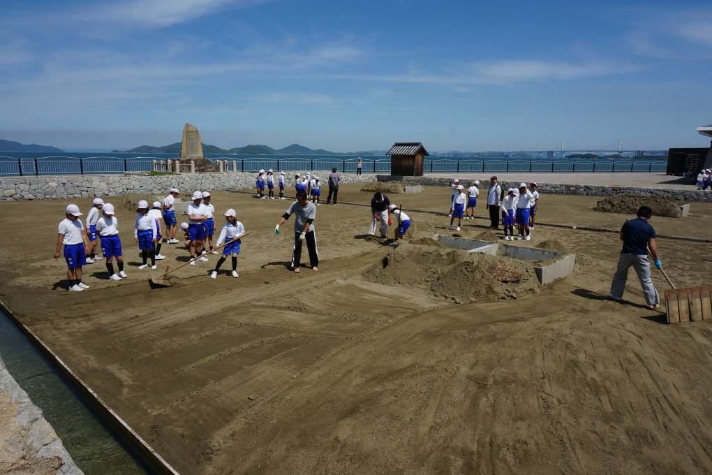 小学生がよく塩作り体験にきます。ここでしか出来ない経験です。