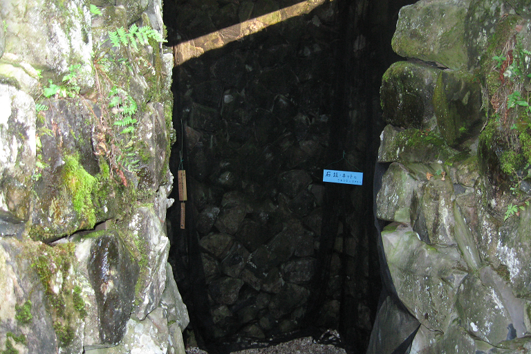 高鉢山キャンプ場と風穴