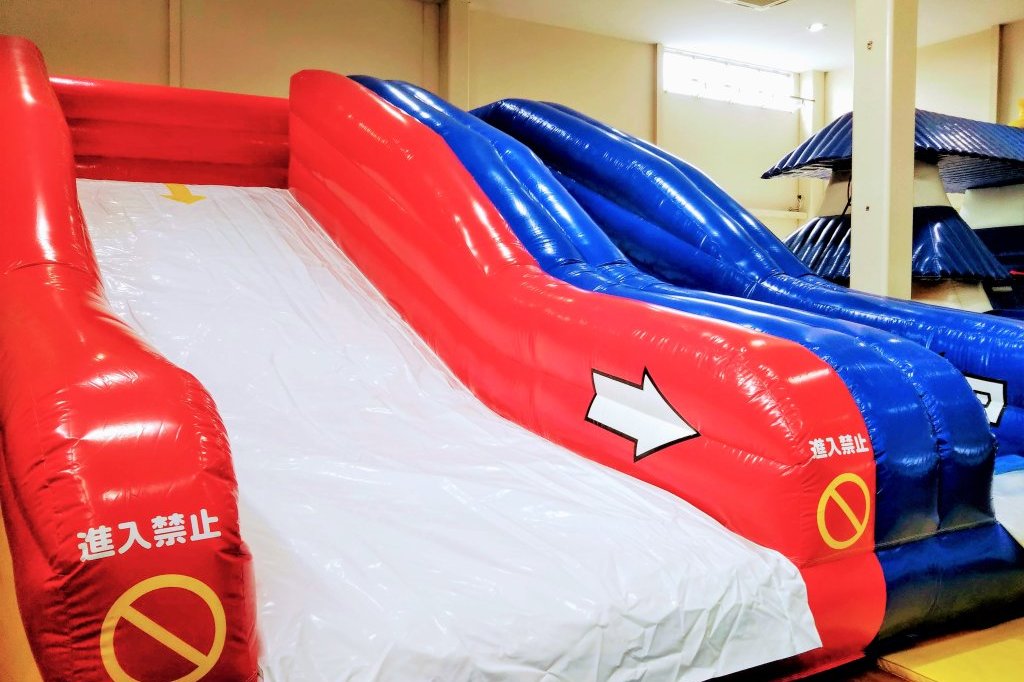 体を使って楽しめる大型バルーン遊具