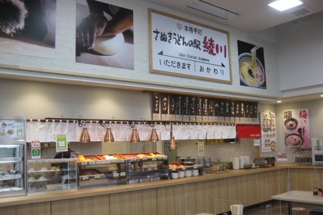 セルフうどん店「さぬきうどんの駅綾川」。うどんだけでなく綾川そばも人気です。