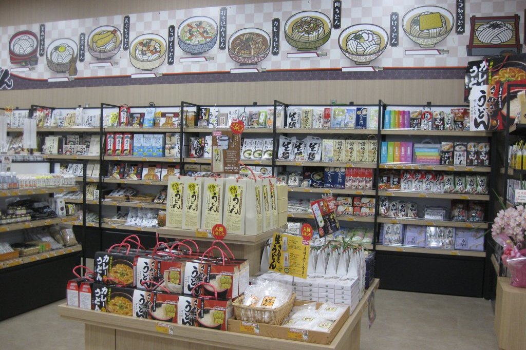 土産物ショップ「ショップ綾川」には「うどん」と「いちご」のアイテムがずらり。