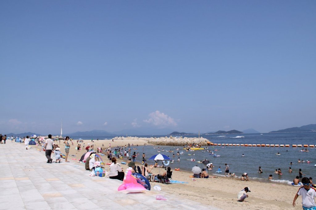 鬼ヶ島海水浴場と海の家、鬼ヶ島松原キャンプ場
