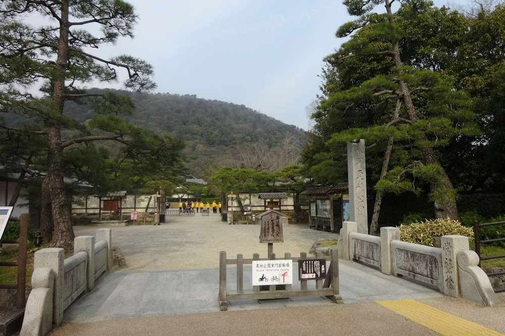 切手御門（東門）