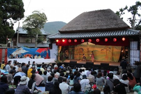 中山農村歌舞伎舞台（屋外から見学）