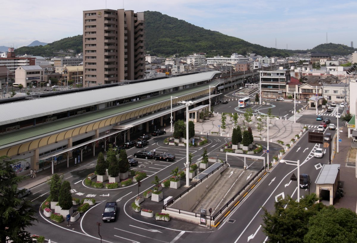 瀬戸大橋線のバスが発着するJR坂出駅