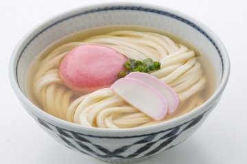純白のうどんに、紅い具材を添えて
