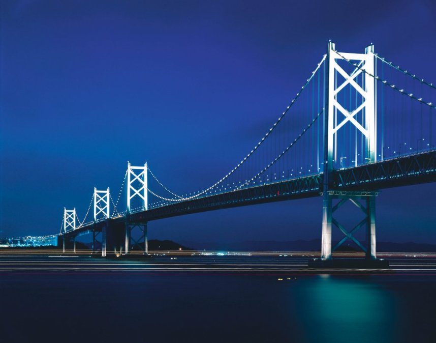 壮大なスケールを誇る瀬戸大橋のライトアップ