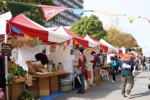 毎回さまざまな種類のお店が出店しています