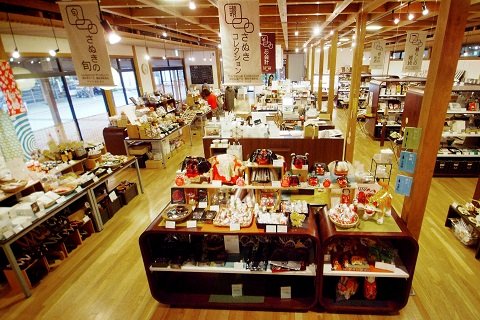 県内の美味しい食べ物や工芸品が豊富に揃っています