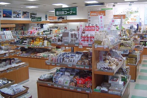香川県産の食品やお土産など地元でしか買えない物が豊富