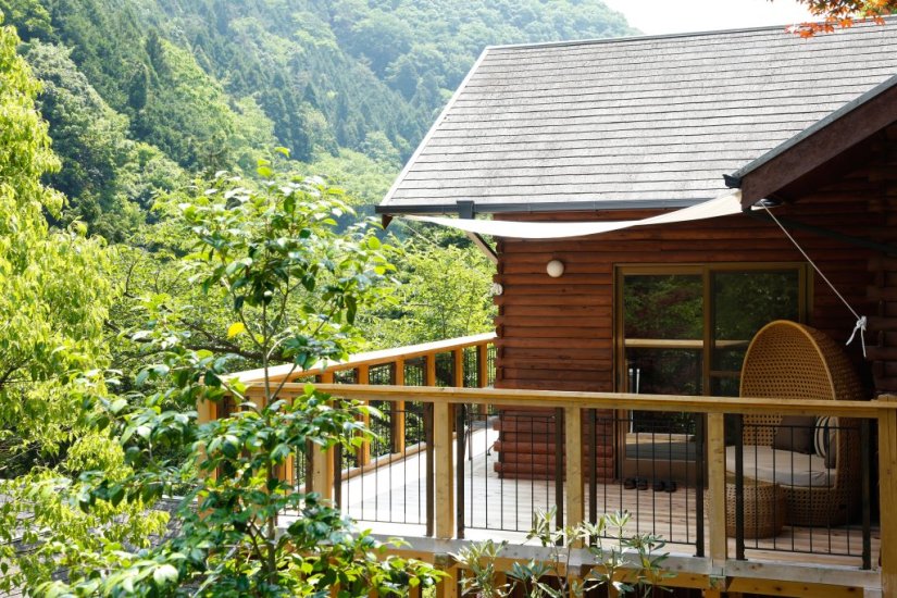 山の斜面に建つ里山ヒュッテ