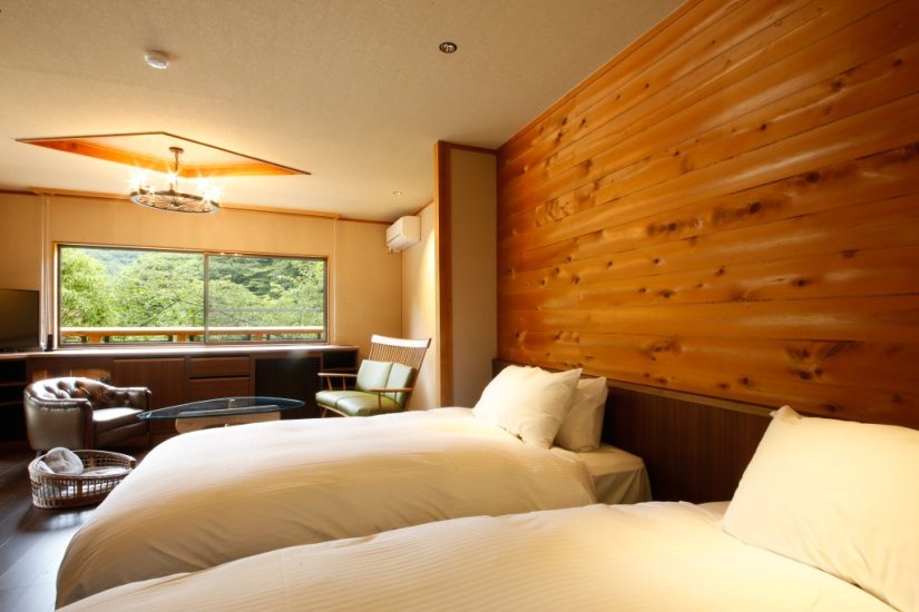 自然に囲まれながらツインベッドで快適な眠りへ