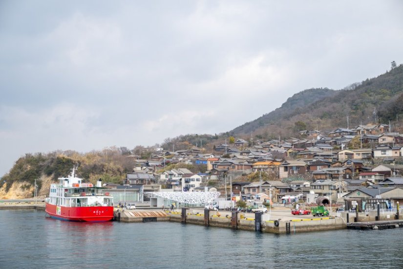 斜面に家が建っている男木島独特の景観