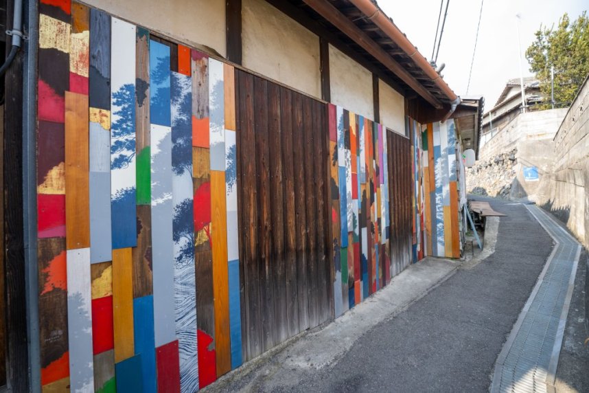 瀬戸内国際芸術祭作品　眞壁陸二「男木島 路地壁画プロジェクトwallalley」