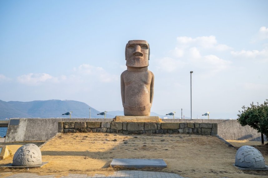 おにの館の北側にあるモアイ像