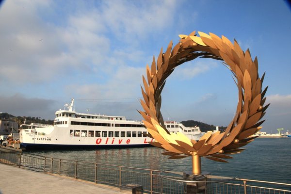 オリーブの島への来訪を祝福しているかのよう