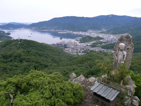 山頂からは瀬戸内海の島々を一望できる