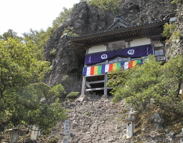 険しい断崖に佇む本殿は、霊験もあらたか