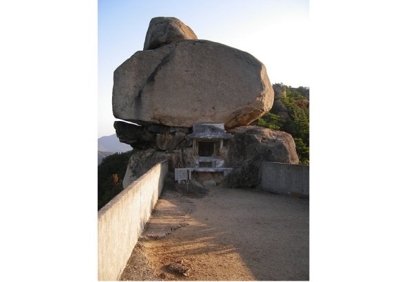 岩の隙間の祠から神秘的なパワーが漂う