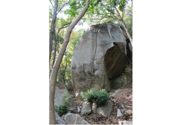 天狗岩丁場跡に残る巨大な大天狗岩