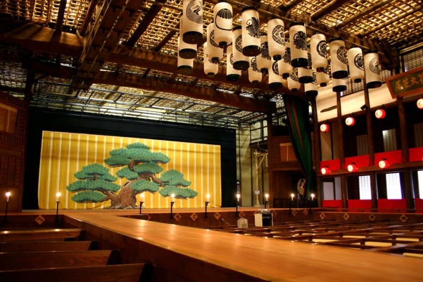 天保6年（1835）に建てられた、現存する日本最古の芝居小屋
