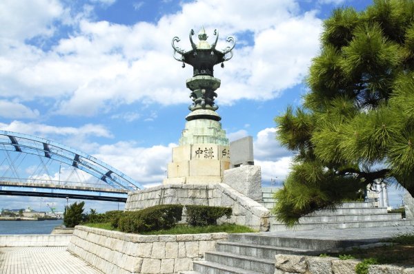 金刀比羅宮への参拝客で賑わった丸亀港に佇む太助灯籠