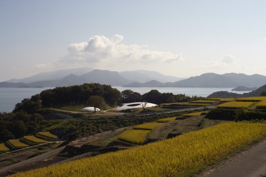 豊島美術館　写真：森川昇