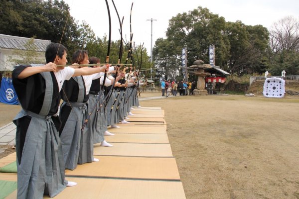 弓を射る型は、少し腰を落とし前かがみで射る“小笠原古流”