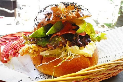 直島特産ハマチの切り身を豪快に使用