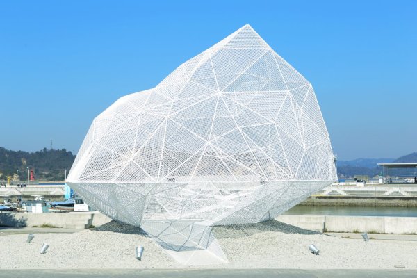 「直島パヴィリオン」　所有者：直島町　設計：藤本壮介建築設計事務所　写真／福田ジン