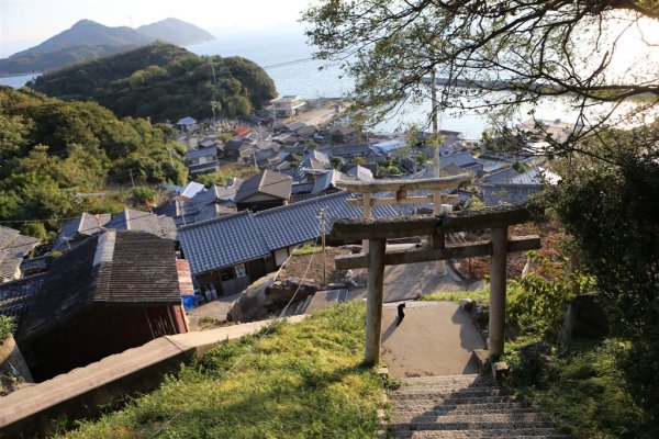 石段を振り返れば、瀬戸内海の美しい風景が