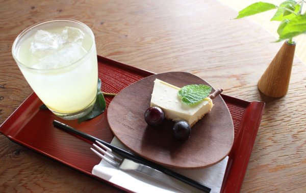 工房に併設の「オンバカフェ」のケーキも、オンバの形