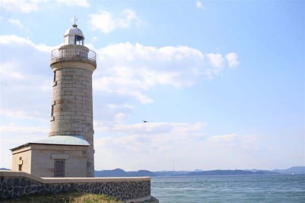 瀬戸内海を見つめる灯台