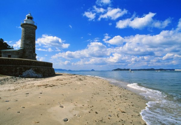 灯台のすぐ横には砂浜が