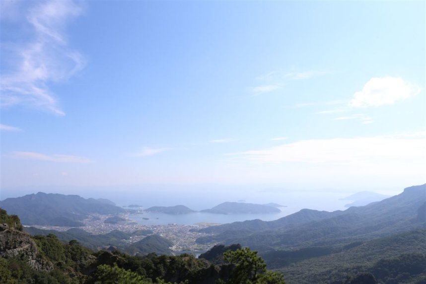 寒霞渓から瀬戸内海を望む