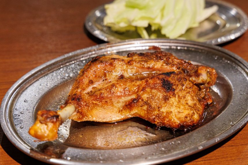 鶏の骨付きもも肉を焼いた香川県のご当地グルメ「骨付鳥」