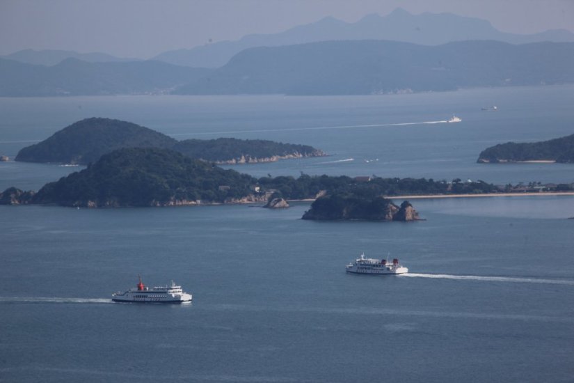 女木島から大島を望む