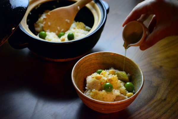 温かいご飯にオリーブオイルをかけるとふわっと香ります