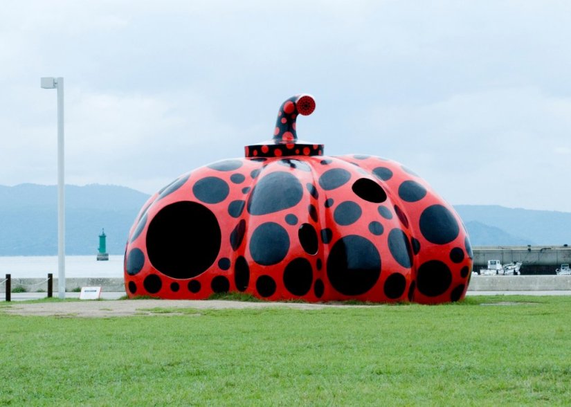 草間彌生「赤かぼちゃ」２００６年 直島・宮浦港緑地 